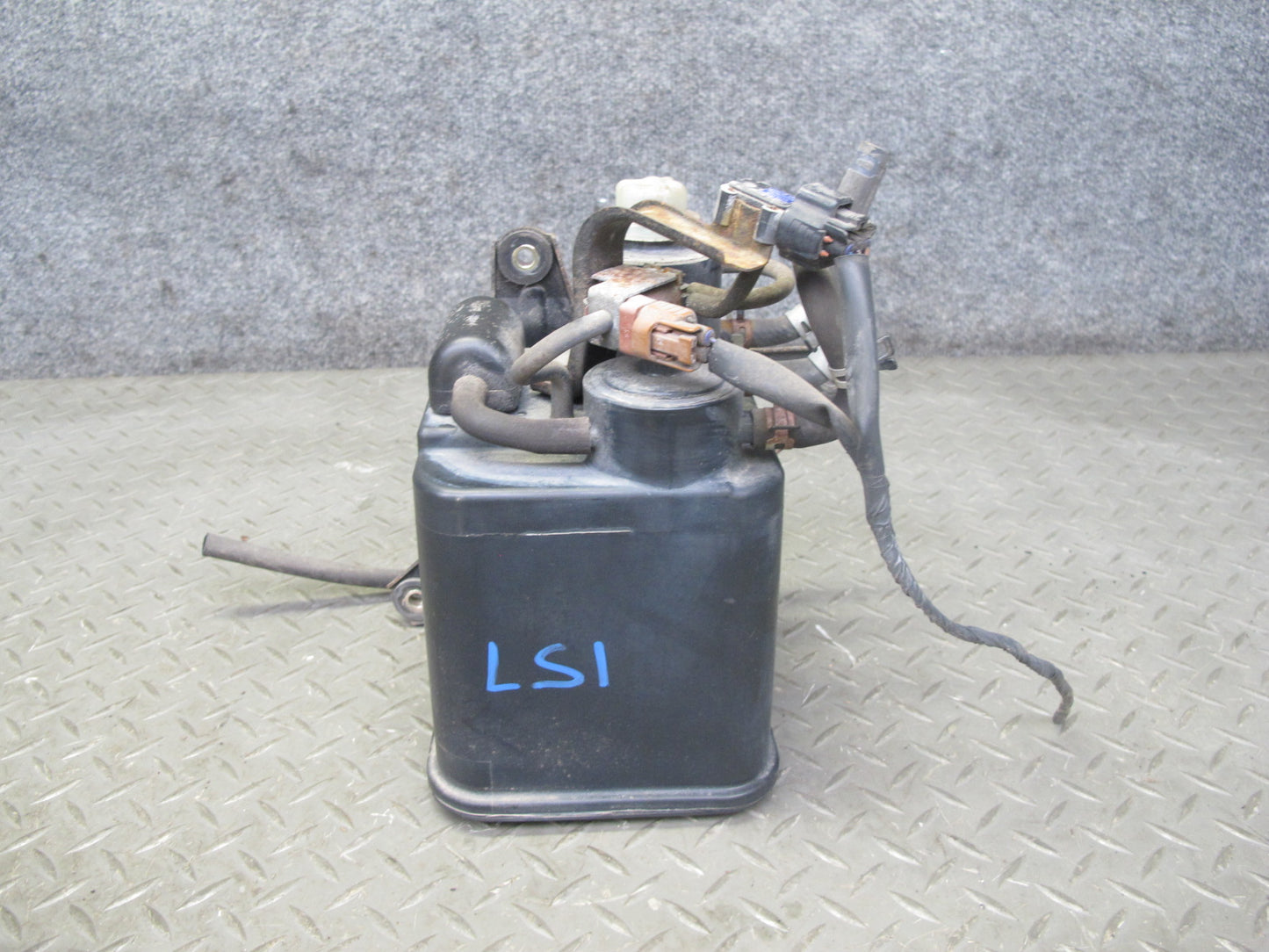 96-98 Lexus LS400 UCF20L Fuel Gas Vapor Charcoal Canister w Pressure Sensor OEM