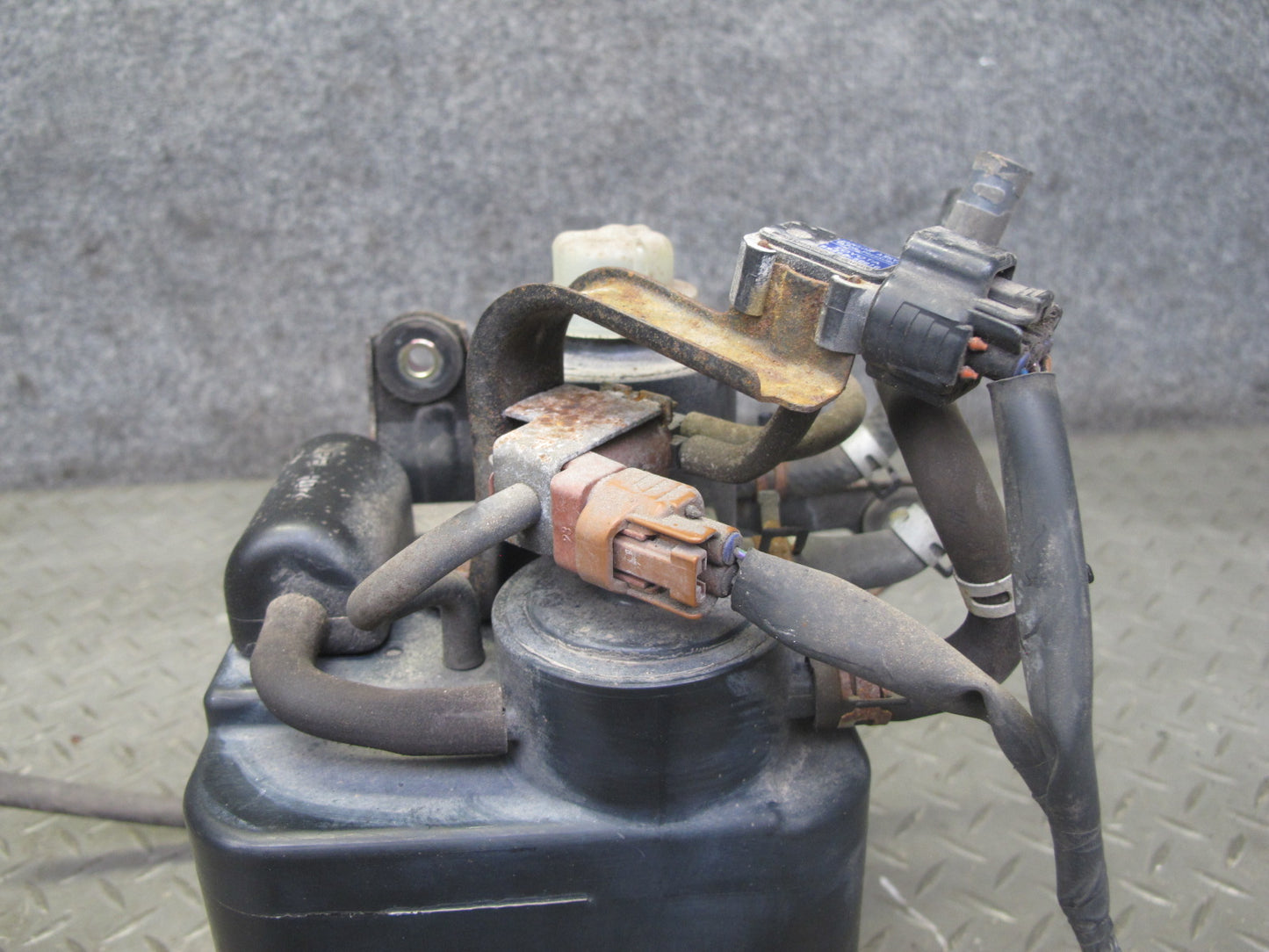 96-98 Lexus LS400 UCF20L Fuel Gas Vapor Charcoal Canister w Pressure Sensor OEM