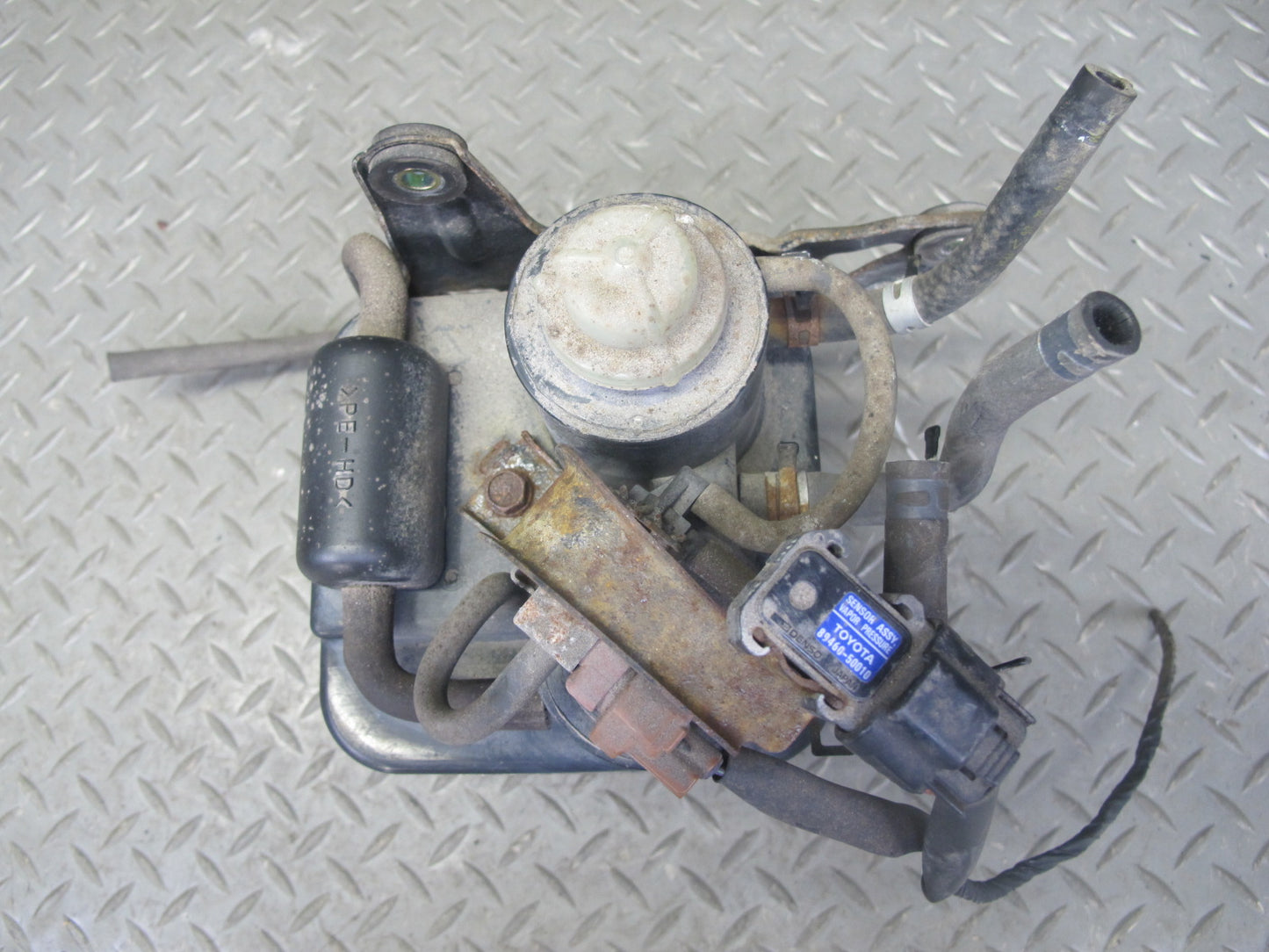 96-98 Lexus LS400 UCF20L Fuel Gas Vapor Charcoal Canister w Pressure Sensor OEM