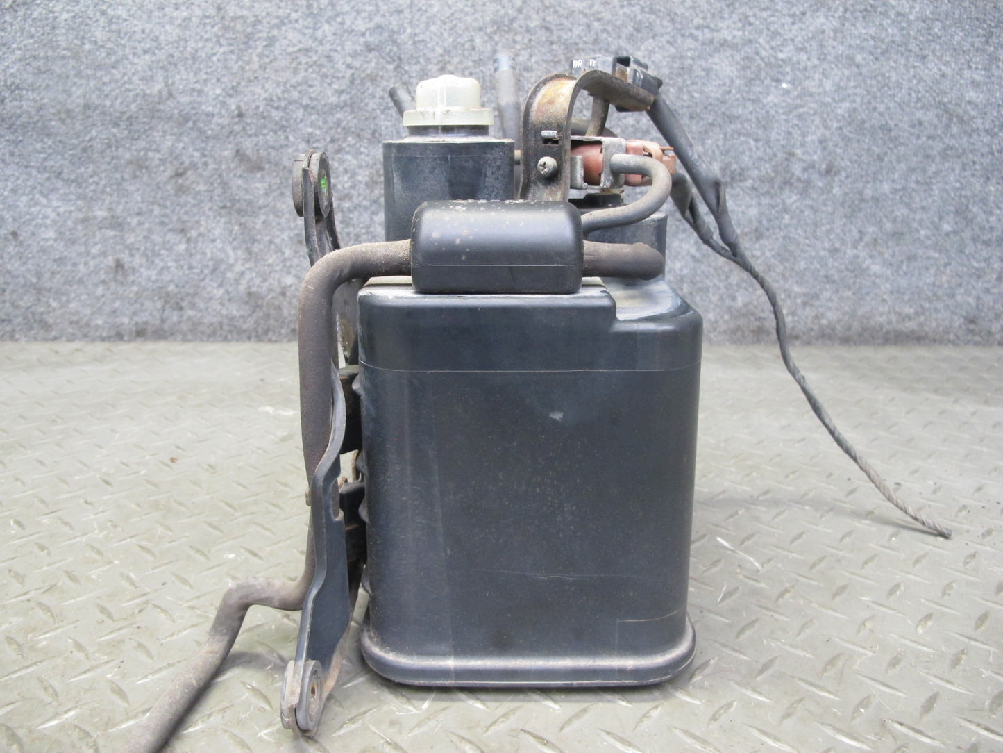 96-98 Lexus LS400 UCF20L Fuel Gas Vapor Charcoal Canister w Pressure Sensor OEM