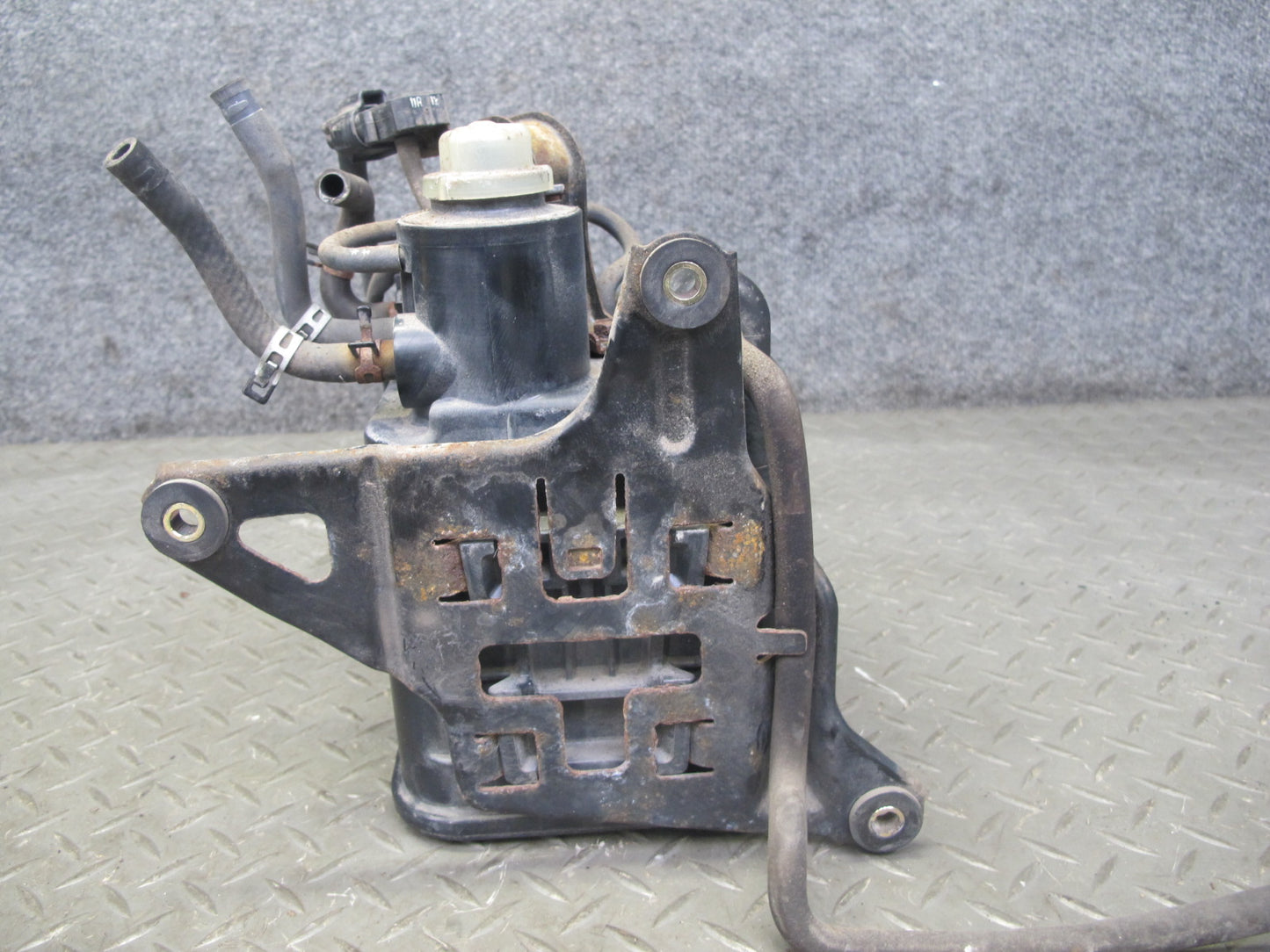 96-98 Lexus LS400 UCF20L Fuel Gas Vapor Charcoal Canister w Pressure Sensor OEM