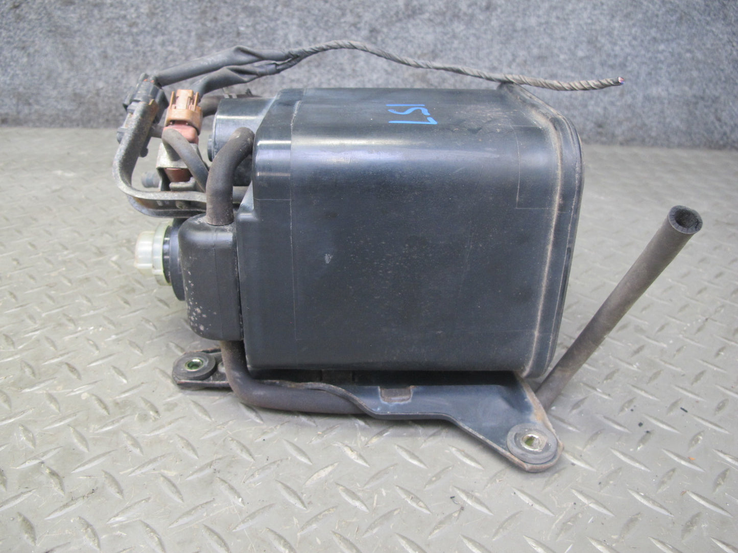 96-98 Lexus LS400 UCF20L Fuel Gas Vapor Charcoal Canister w Pressure Sensor OEM