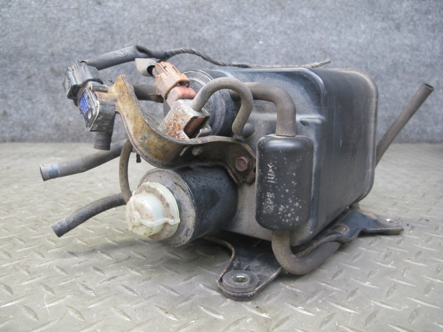 96-98 Lexus LS400 UCF20L Fuel Gas Vapor Charcoal Canister w Pressure Sensor OEM