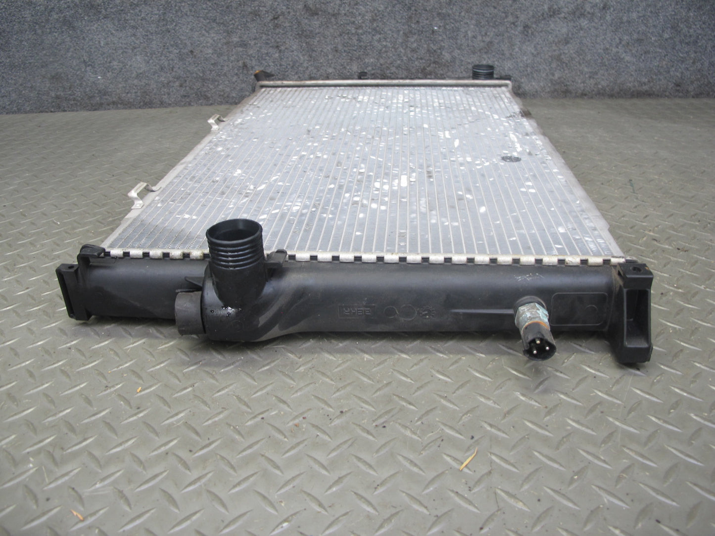 94-95 BMW E34 540i A/T Engine Cooling Radiator Behr