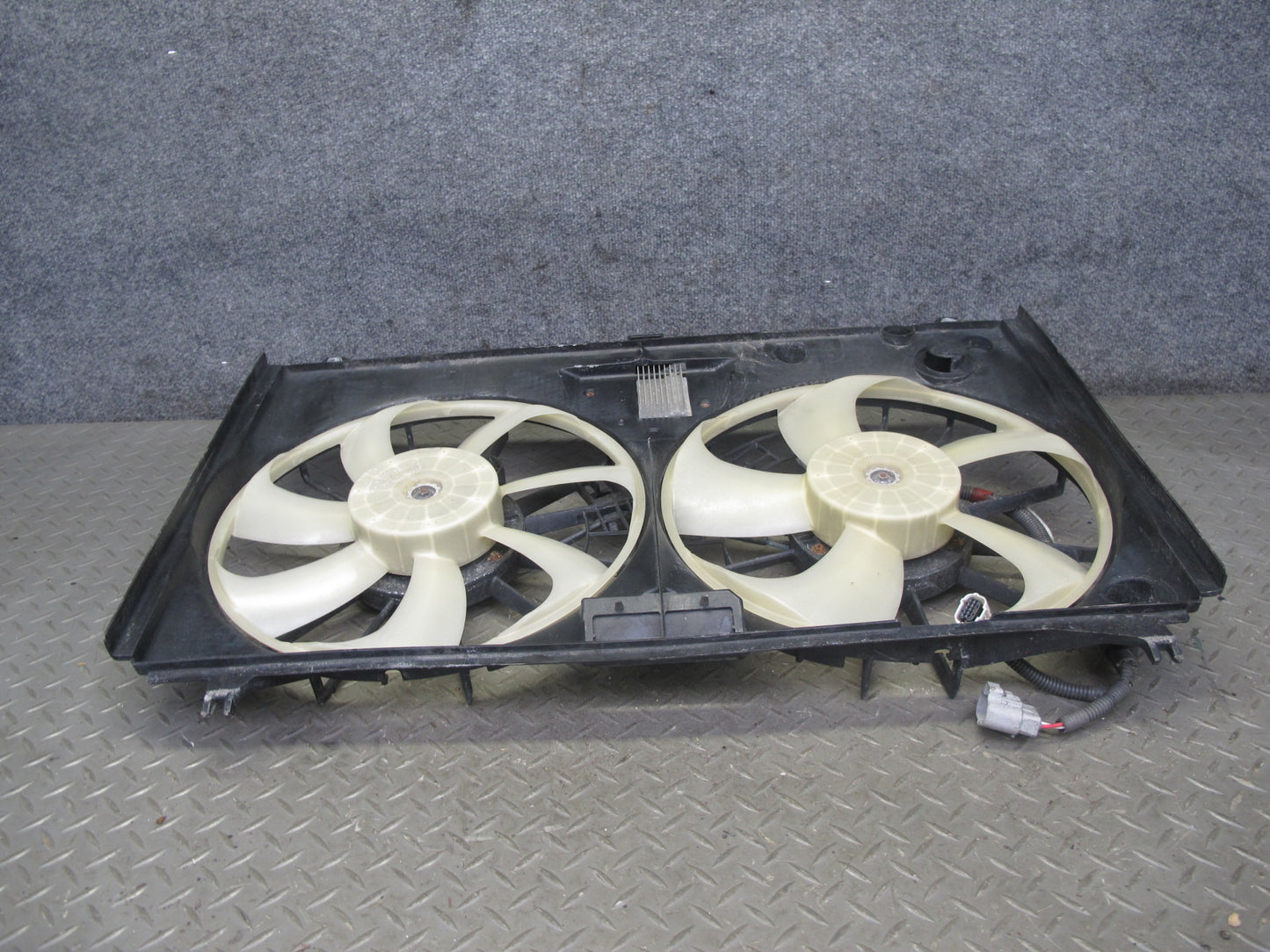 08-16 Lexus UVF46 LS600h AWD Engine Radiator Dual Cooling Fan w Shroud OEM
