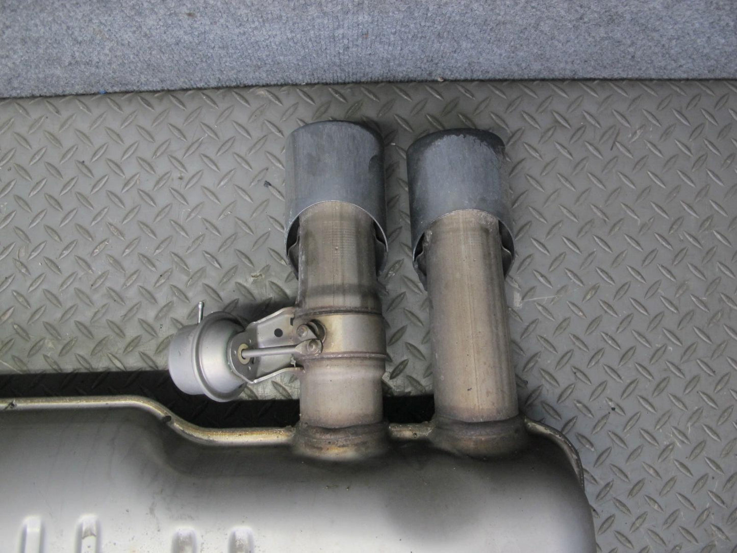 2010-2014 BMW E71 X5M X6M Rear Exhaust Muffler w Tips 7590335