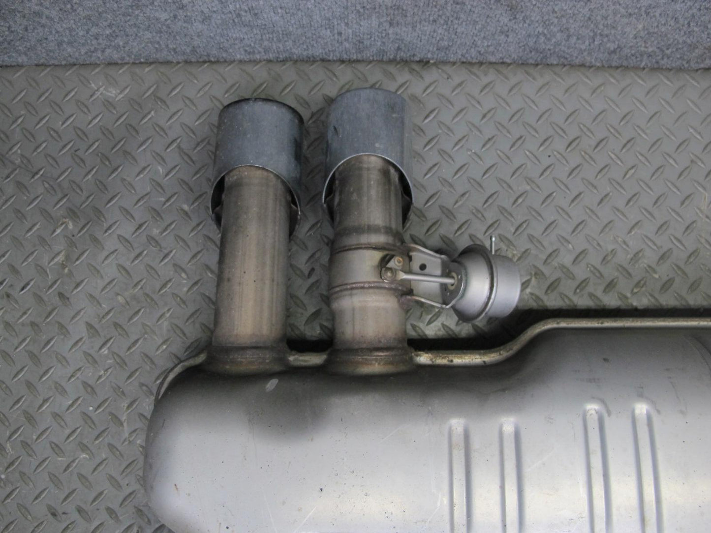 2010-2014 BMW E71 X5M X6M Rear Exhaust Muffler w Tips 7590335