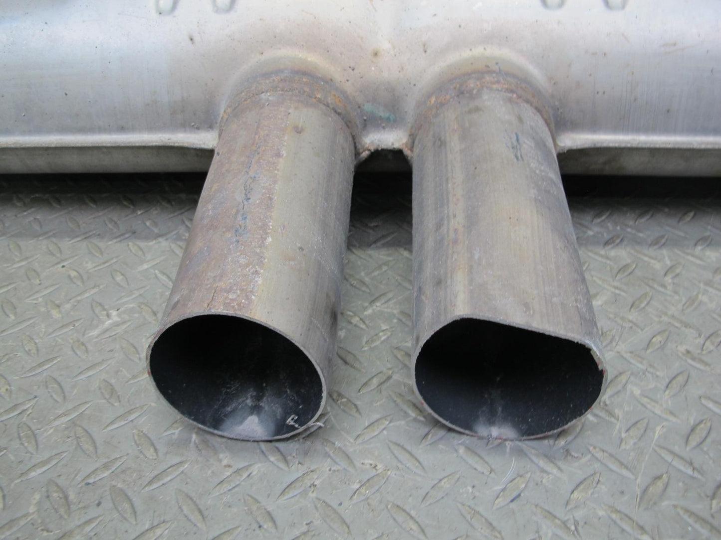 2010-2014 BMW E71 X5M X6M Rear Exhaust Muffler w Tips 7590335