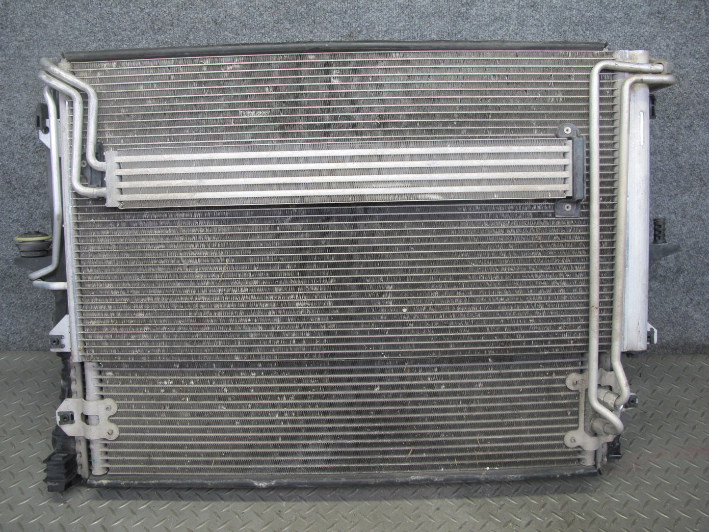 2003-2006 Porsche Cayenne 955 4.5L Turbo Engine Radiator A/C Condenser Fan Assy