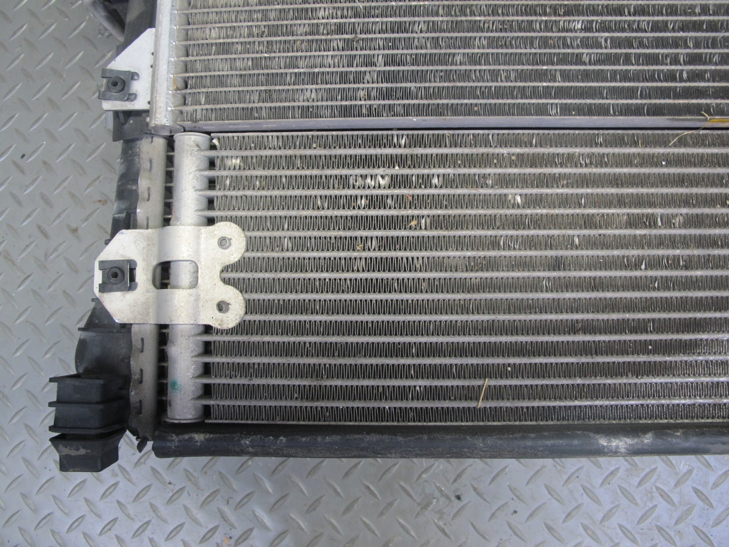 2003-2006 Porsche Cayenne 955 4.5L Turbo Engine Radiator A/C Condenser Fan Assy