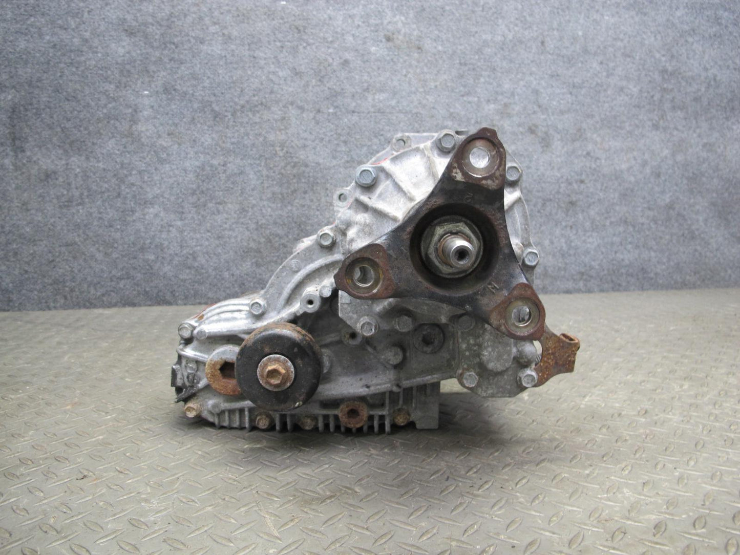 08-17 Lexus UVF46 LS600h LS460 AWD Transfer Case Box 36100-HRB001 OEM