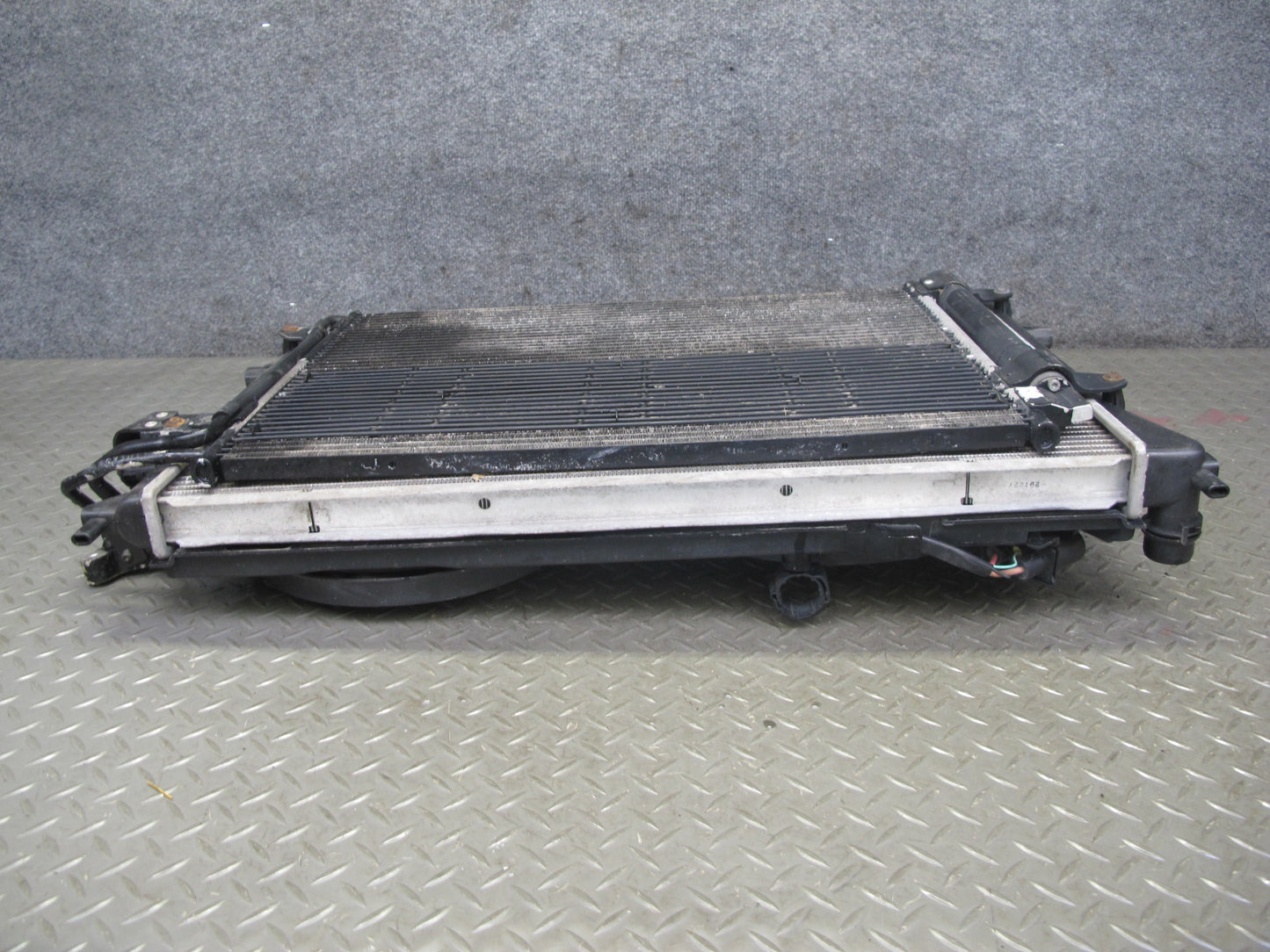 2008 VW R32 VR6 3.2L Engine Cooling Radiator A/C Condenser Fan Shroud Assy OEM