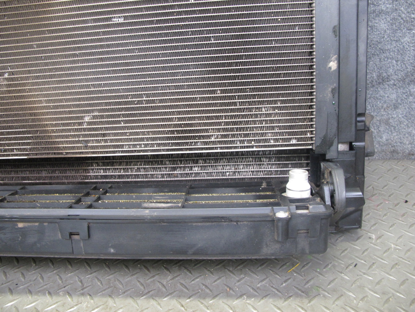 2010-2014 BMW E70 E71 X5M X6M S63 Engine Radiator Condenser Cooling Fan Shroud