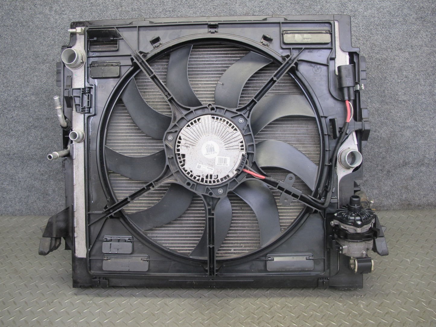2010-2014 BMW E70 E71 X5M X6M S63 Engine Radiator Condenser Cooling Fan Shroud