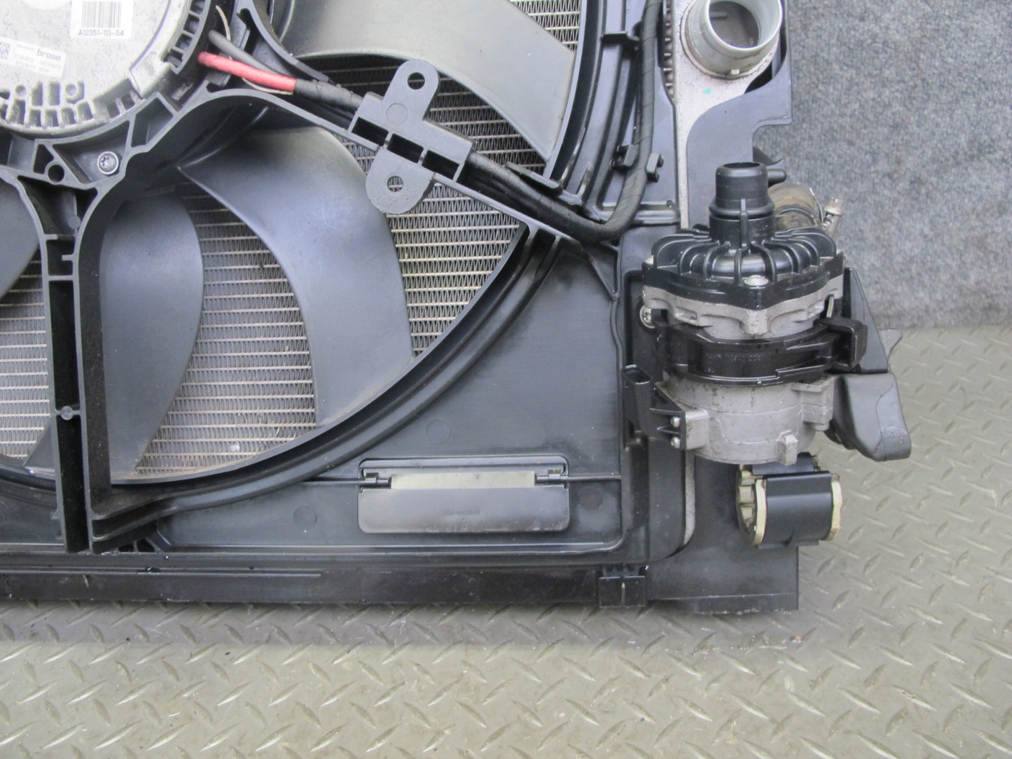 2010-2014 BMW E70 E71 X5M X6M S63 Engine Radiator Condenser Cooling Fan Shroud