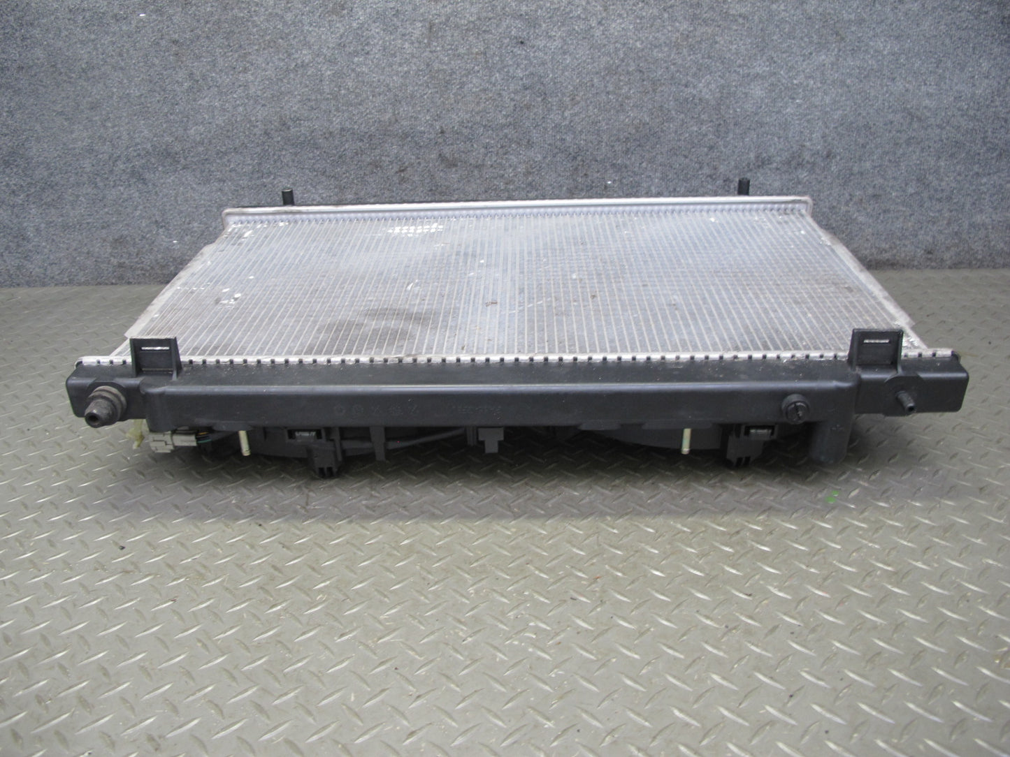 06-07 Nissan 350Z Z33 Conv VQ35HR A/T Engine Radiator w Fan & Reservoir Assy OEM