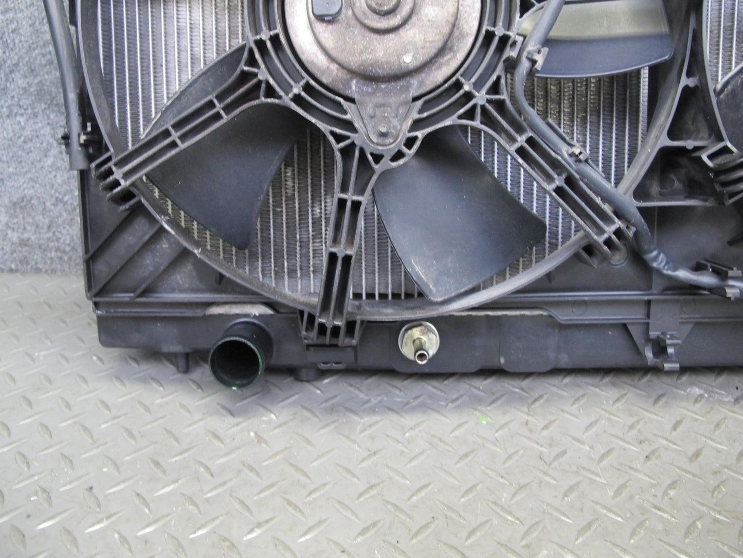 06-07 Nissan 350Z Z33 Conv VQ35HR A/T Engine Radiator w Fan & Reservoir Assy OEM
