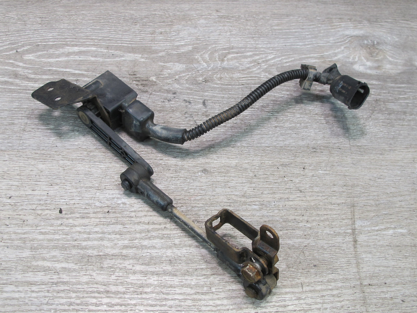 2003-2007 Hummer H2 Rear Left Driver Side Suspension Height Level Sensor
