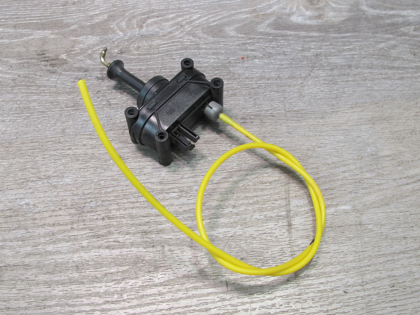 94-99 Mercedes W140 S-class Sedan Rear Trunk Lock Vacuum Actuator OEM