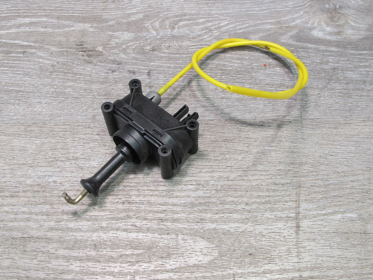 94-99 Mercedes W140 S-class Sedan Rear Trunk Lock Vacuum Actuator OEM
