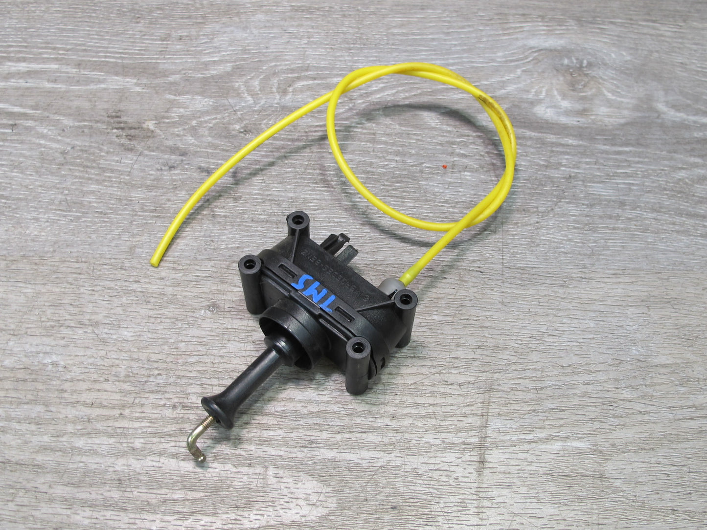 94-99 Mercedes W140 S-class Sedan Rear Trunk Lock Vacuum Actuator OEM