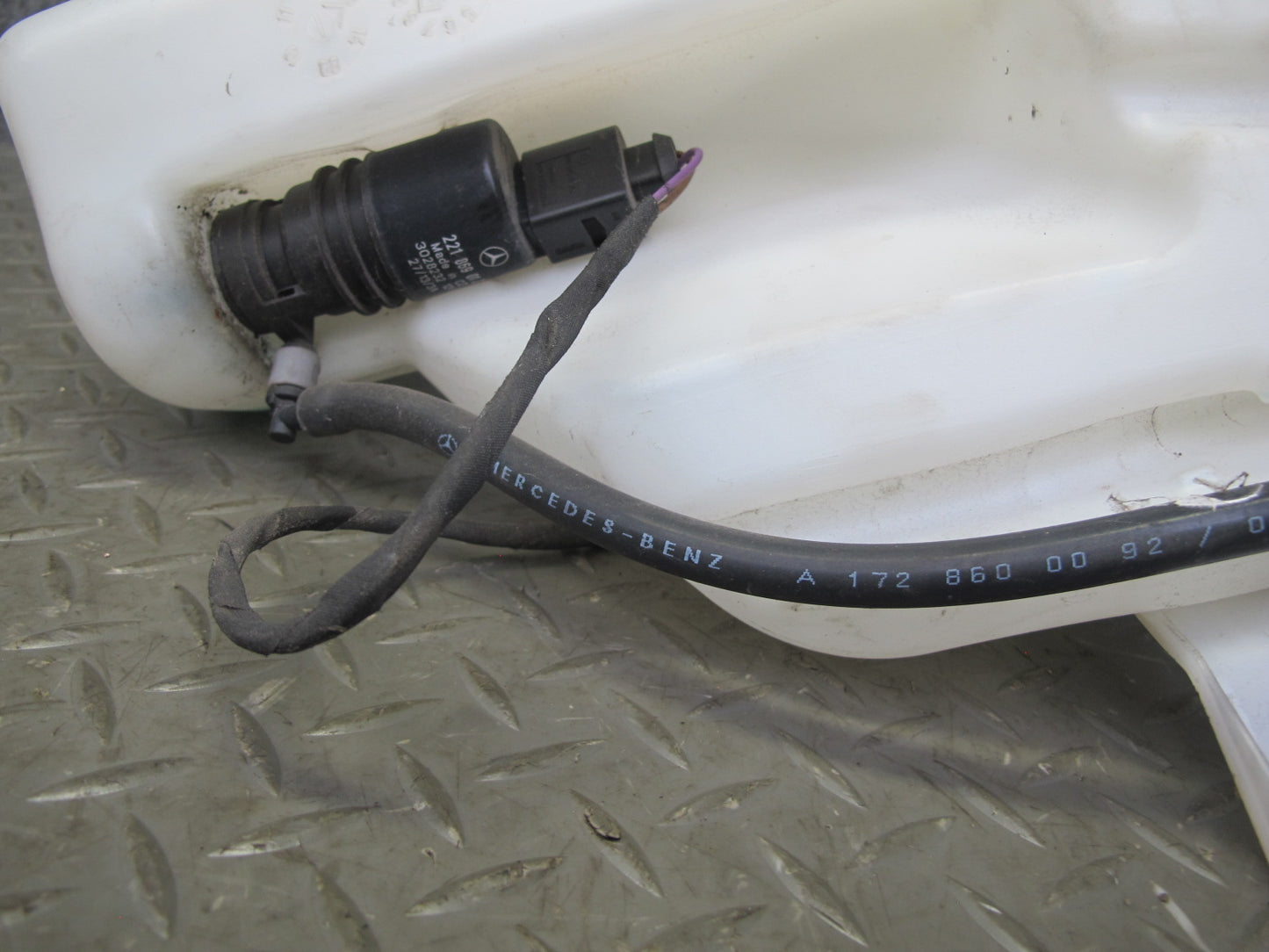 2012-2016 Mercedes R172 SLK Windshield Washer Reservoir Bottle Tank W/ Pump