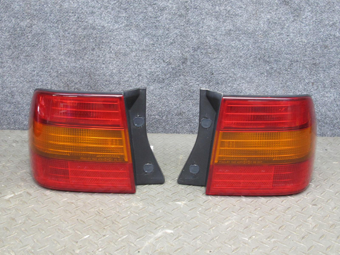 95-97 Lexus UCF20L LS400 Set of 2 Rear Left & Right Outer Tail Light Lamp OEM