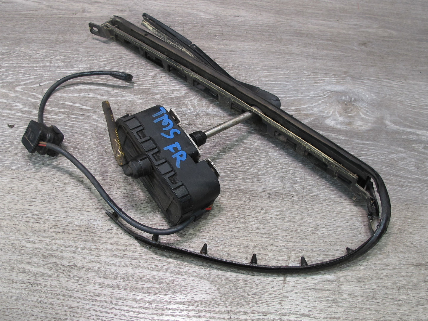 95-99 Mercedes W140 S Sedan Front Left Headlight Wiper Arm w Motor & Trim OEM