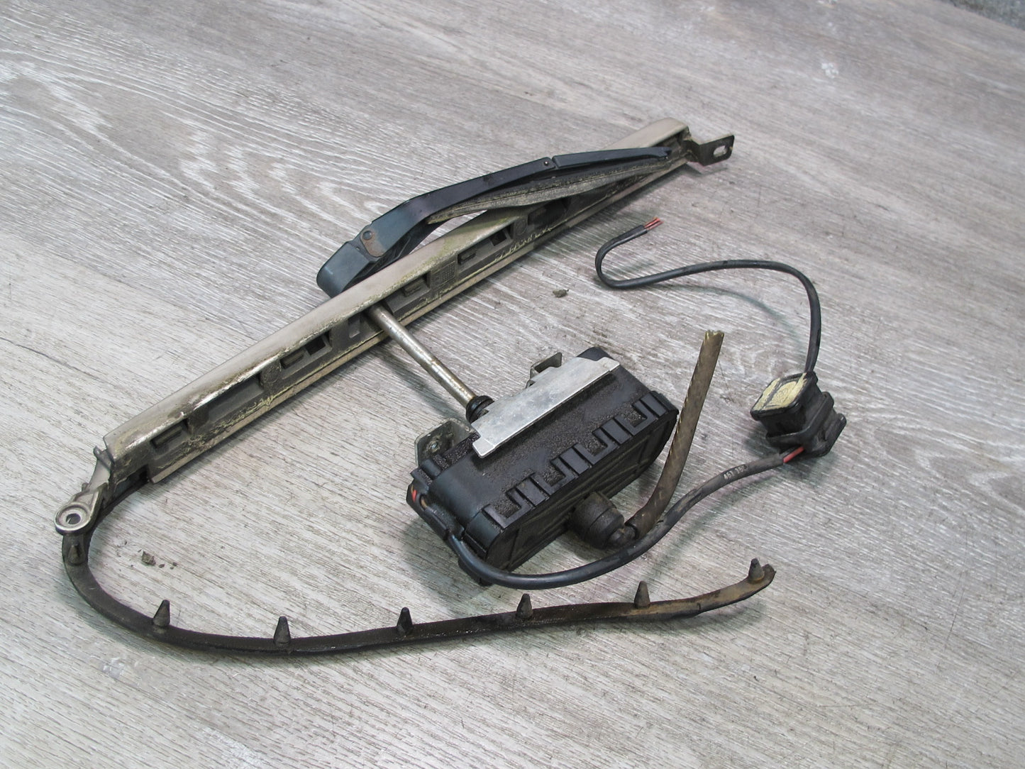 95-99 Mercedes W140 S Sedan Front Left Headlight Wiper Arm w Motor & Trim OEM