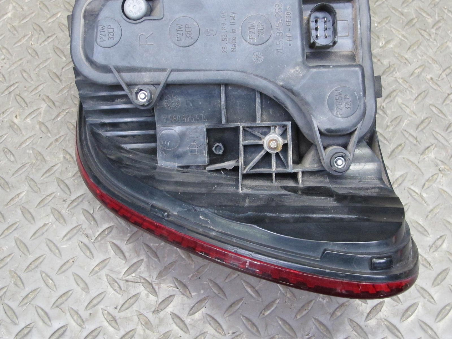 2003-2006 Porsche Cayenne 955 Rear Right Tail Light Lamp