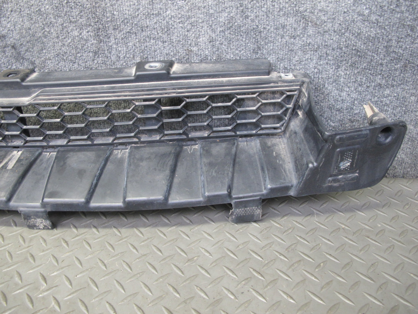 2010-2014 BMW E71 X6M Front Bumper Grille Bracket Insert Panel 7205906
