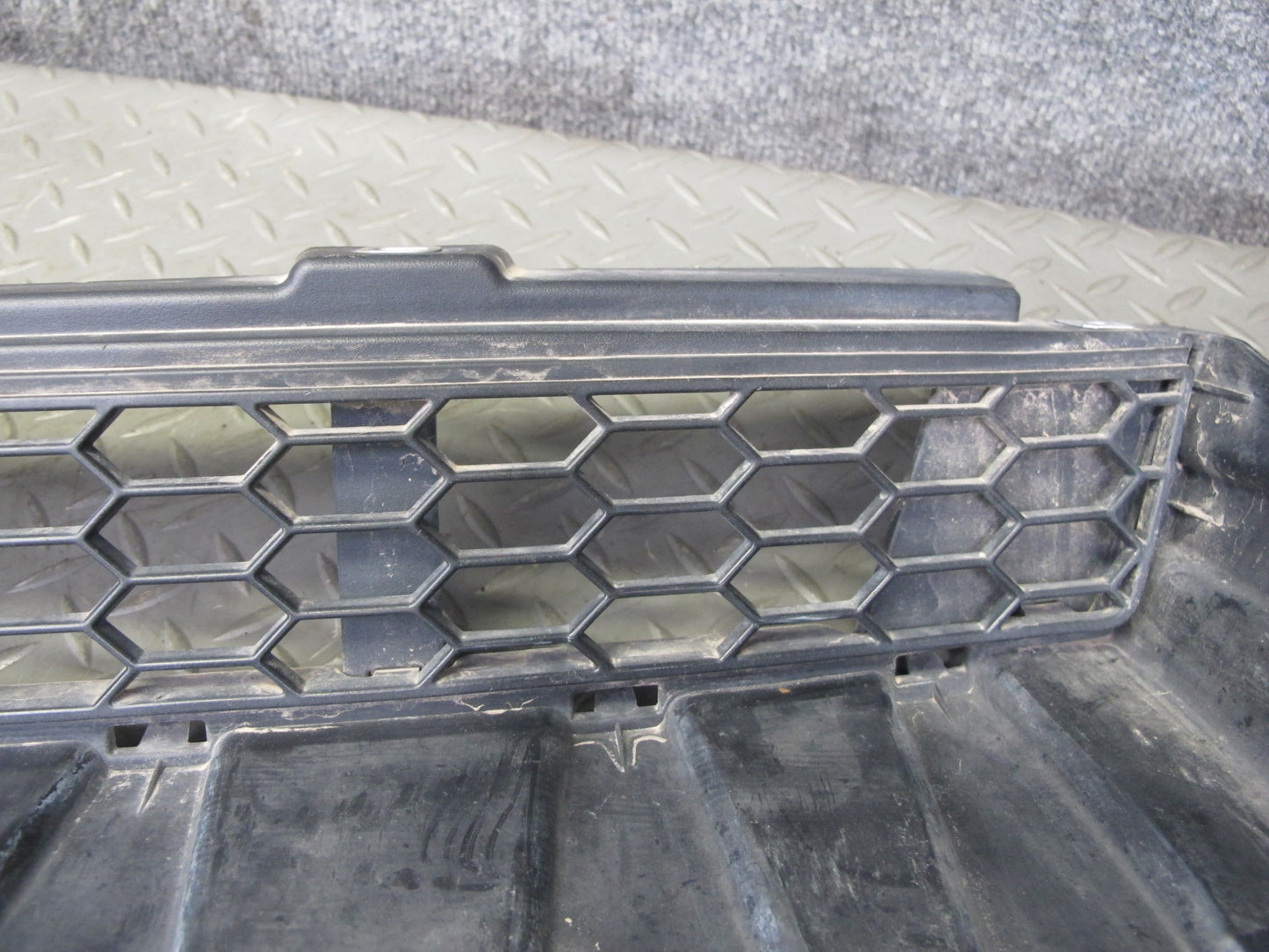 2010-2014 BMW E71 X6M Front Bumper Grille Bracket Insert Panel 7205906