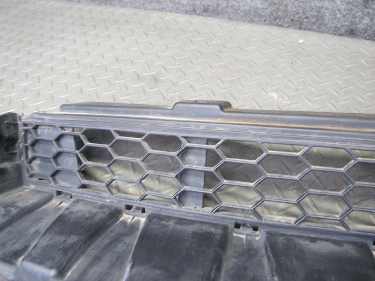 2010-2014 BMW E71 X6M Front Bumper Grille Bracket Insert Panel 7205906