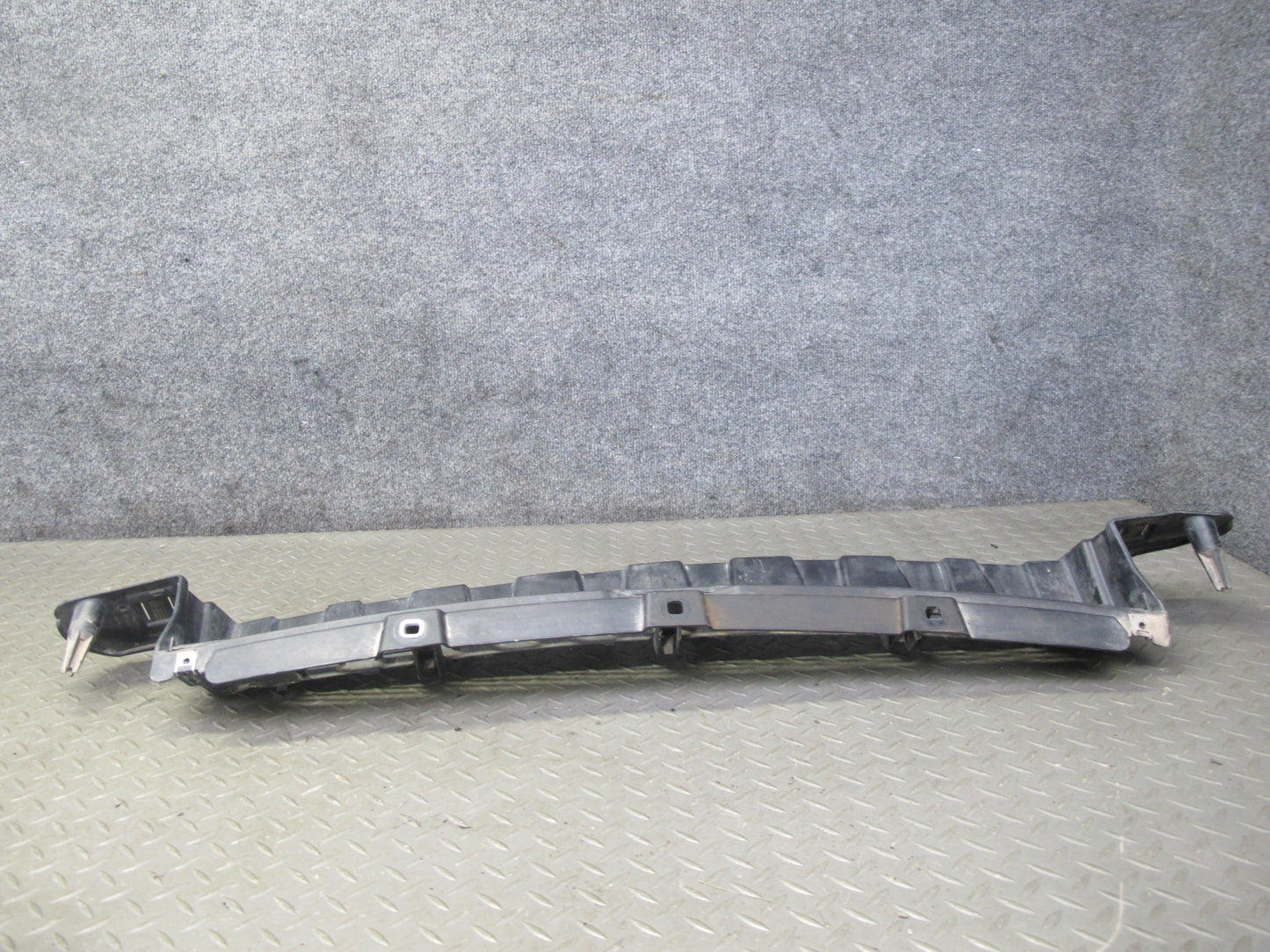 2010-2014 BMW E71 X6M Front Bumper Grille Bracket Insert Panel 7205906