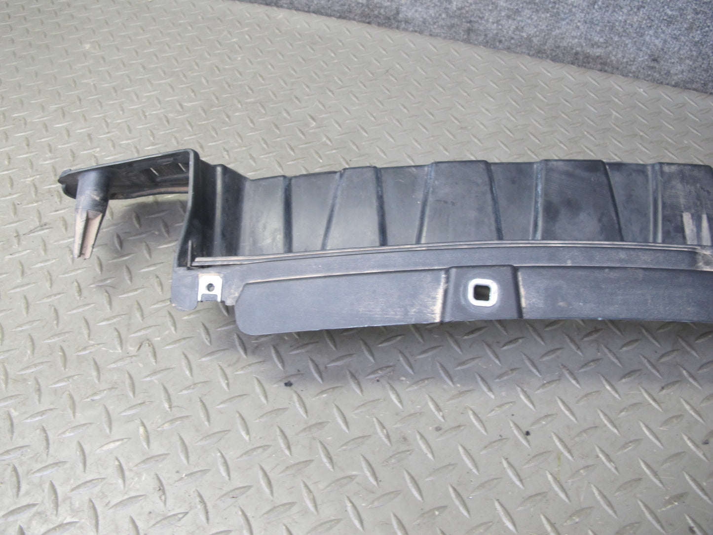 2010-2014 BMW E71 X6M Front Bumper Grille Bracket Insert Panel 7205906