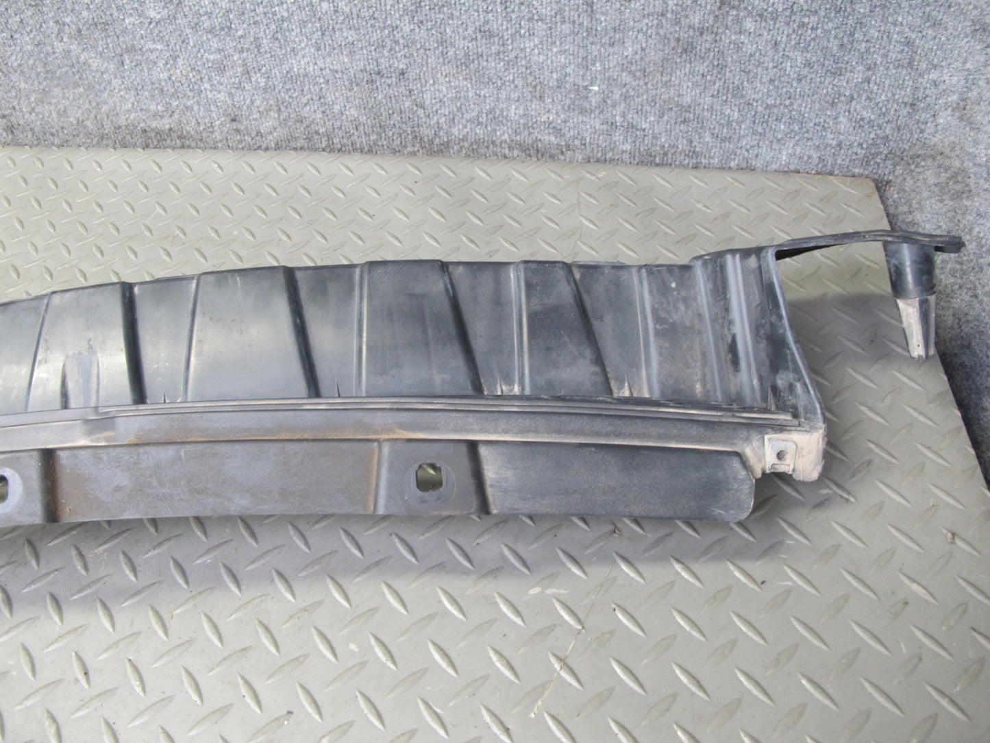 2010-2014 BMW E71 X6M Front Bumper Grille Bracket Insert Panel 7205906