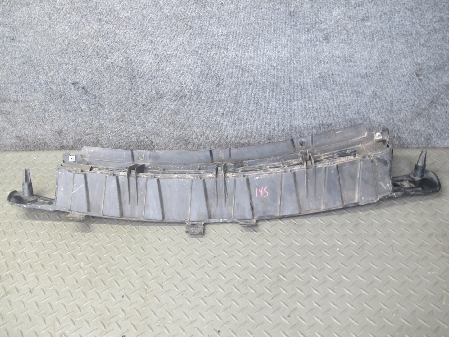 2010-2014 BMW E71 X6M Front Bumper Grille Bracket Insert Panel 7205906