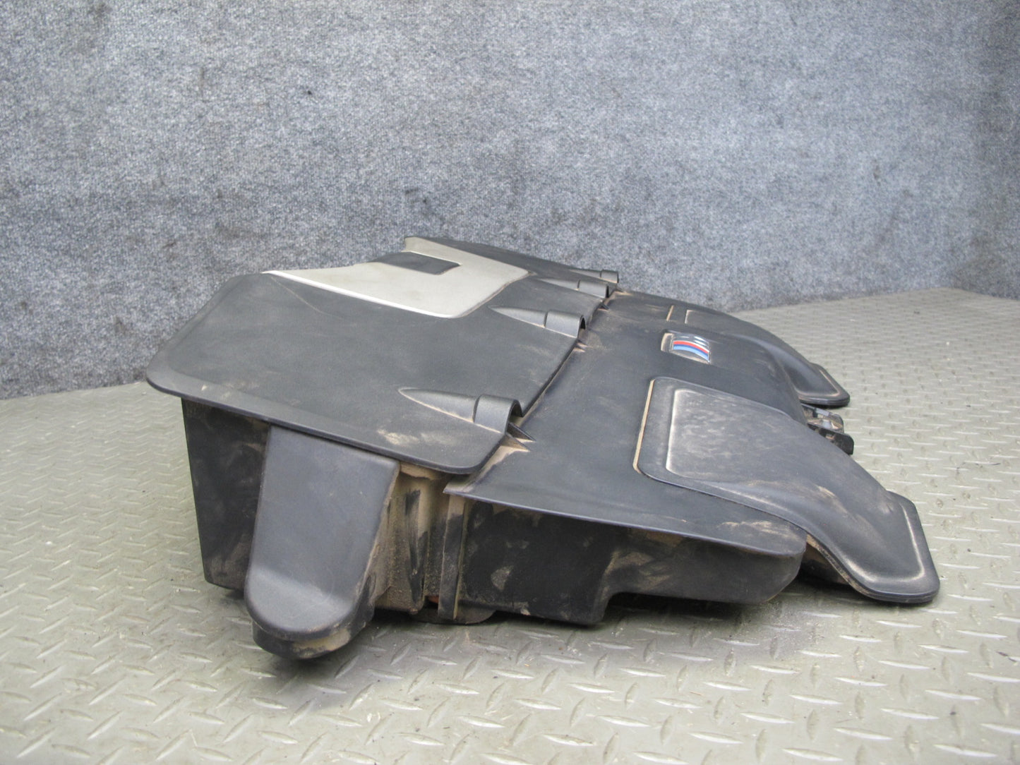 2010-2014 BMW E71 X6M Engine Trim Panel Air Cleaner Intake Filter Box 70359668