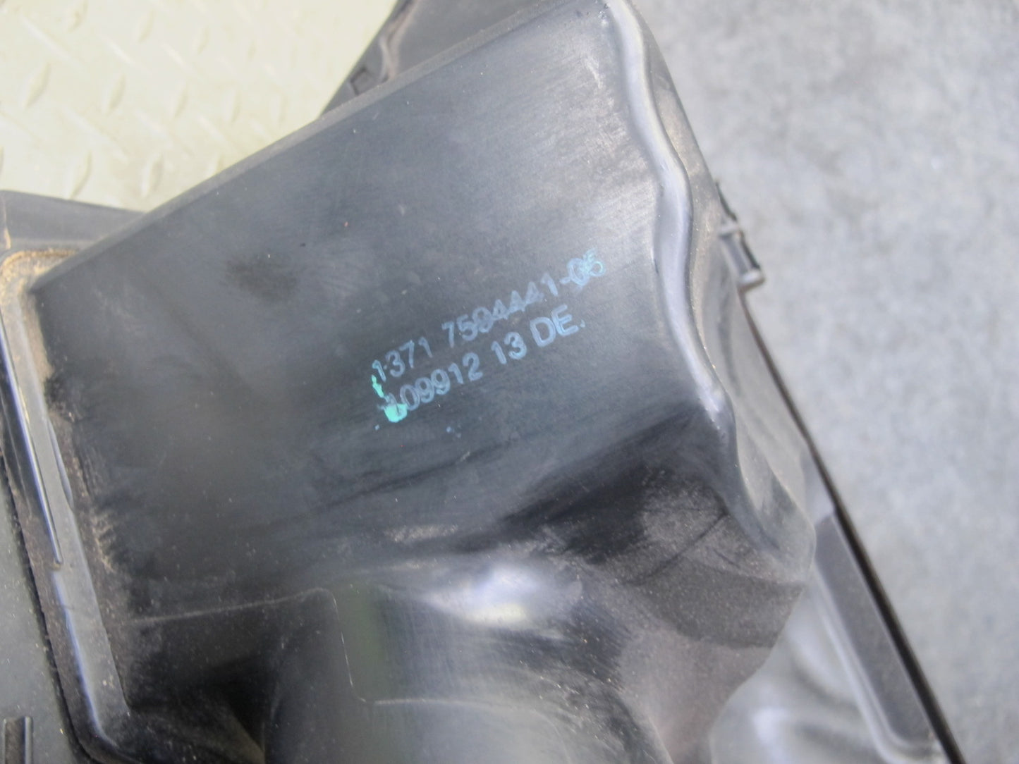 2010-2014 BMW E71 X6M Engine Trim Panel Air Cleaner Intake Filter Box 70359668