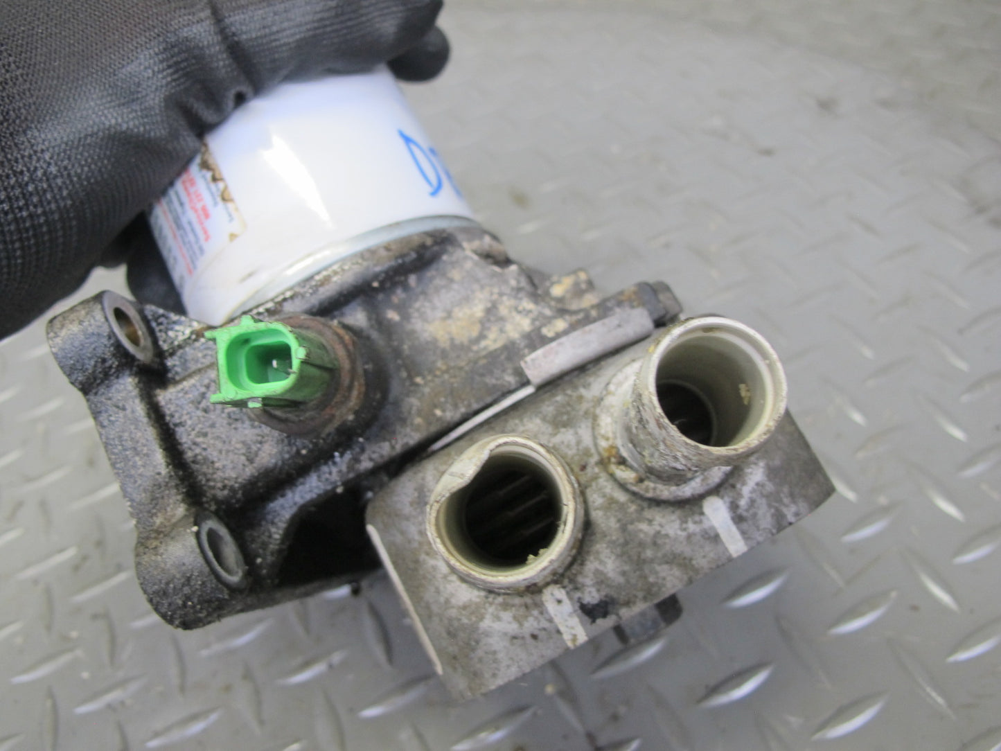 2012-2017 Range Rover Evoque L538 2.0L Engine Motor Oil Cooler Filter Housing
