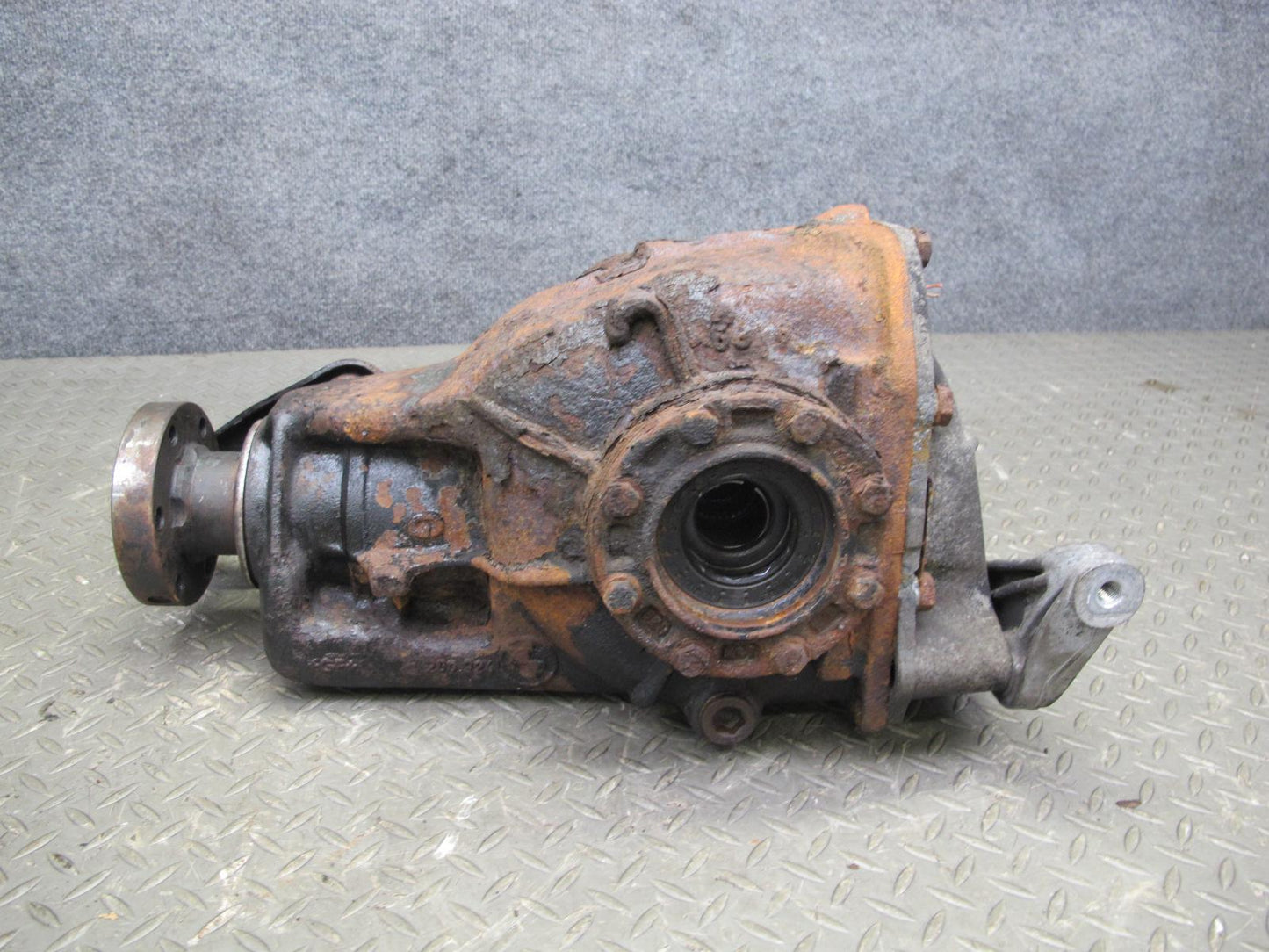 1994 BMW E34 540i A/T Rear Differential Carrier 2.93 Ratio w Holder OEM