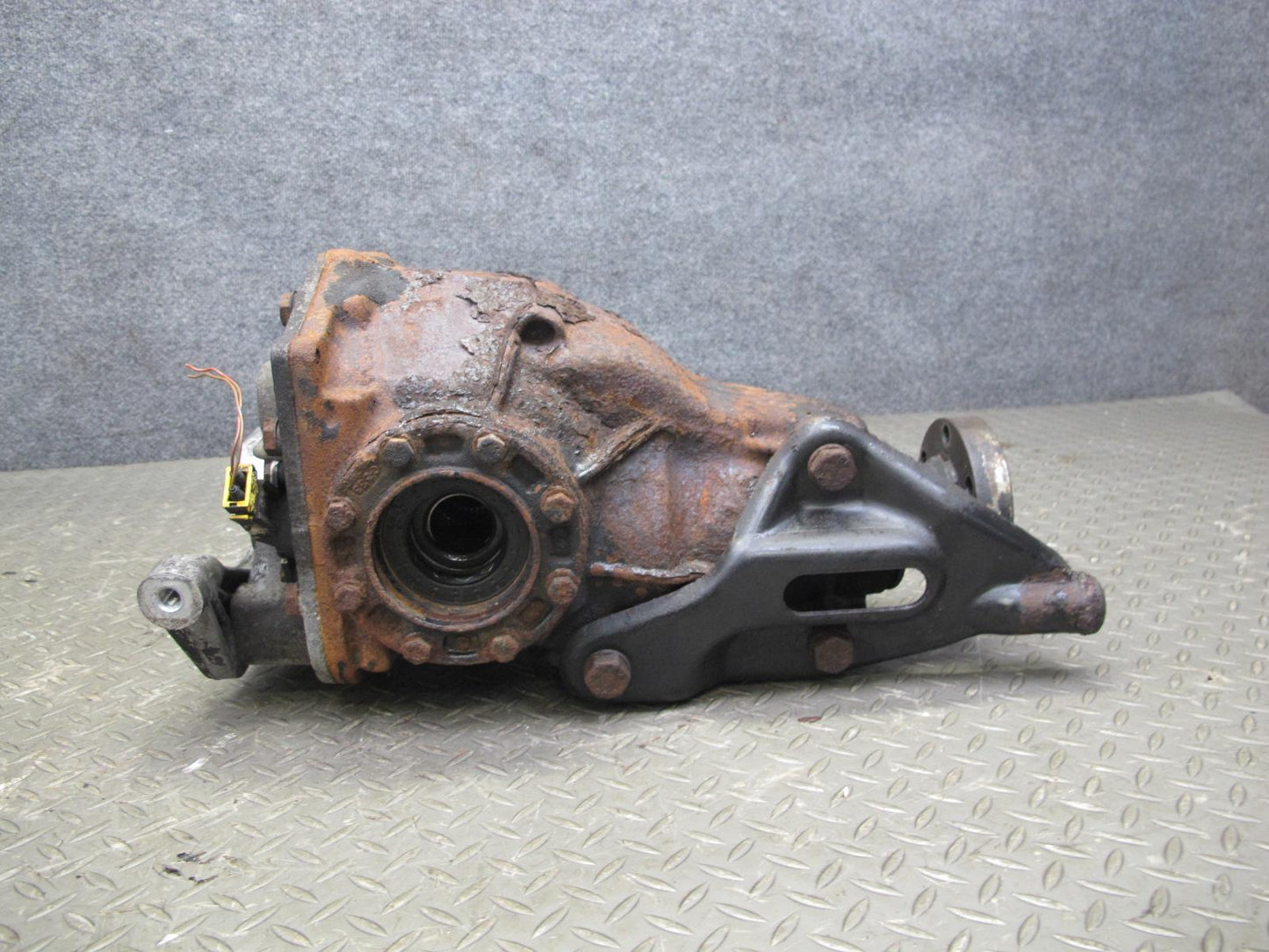 1994 BMW E34 540i A/T Rear Differential Carrier 2.93 Ratio w Holder OEM
