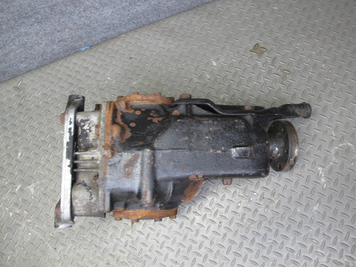 1994 BMW E34 540i A/T Rear Differential Carrier 2.93 Ratio w Holder OEM
