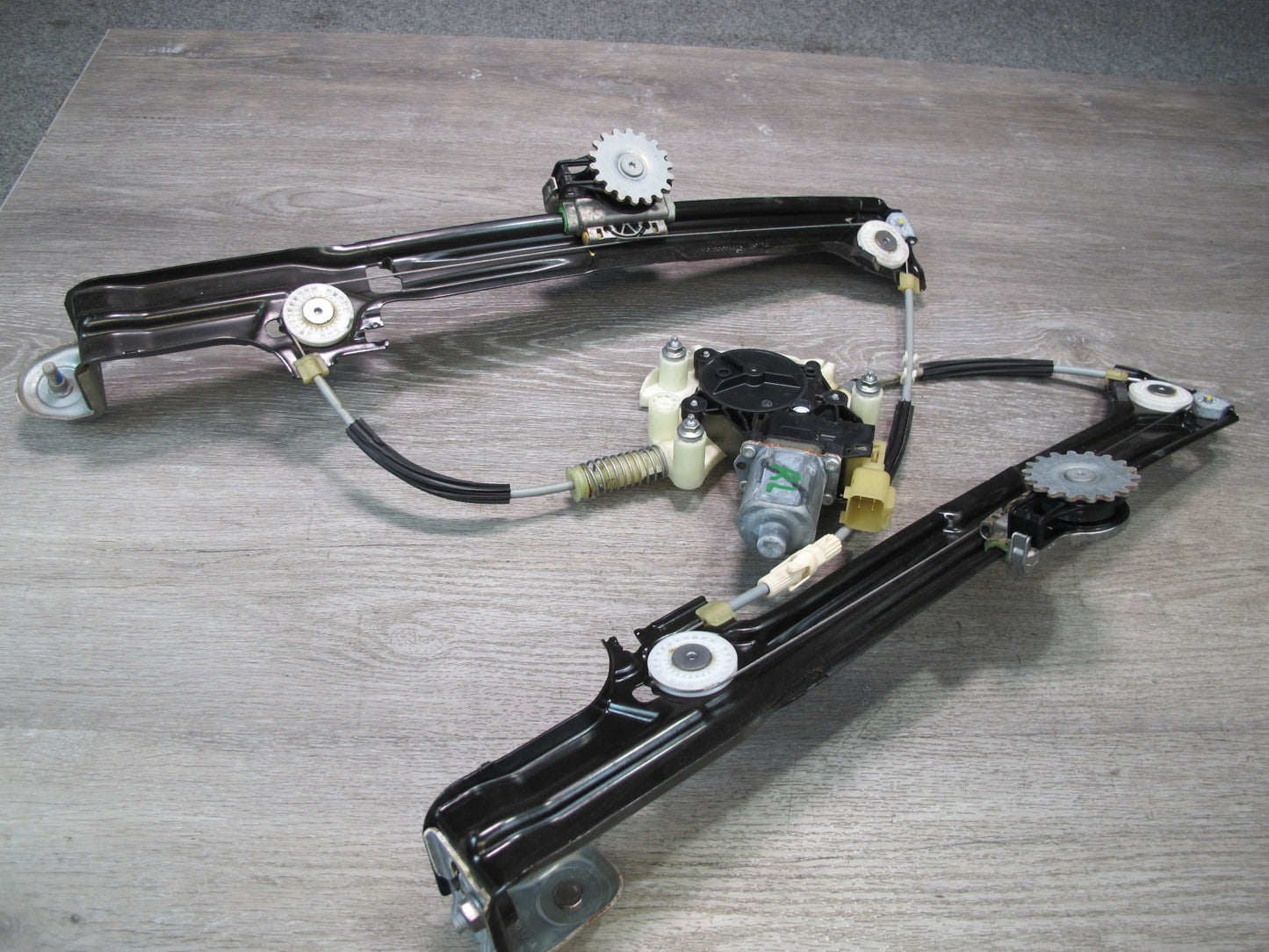 2017-2020 Maserati Levante M161 Rear Left Door Window Regulator w Motor