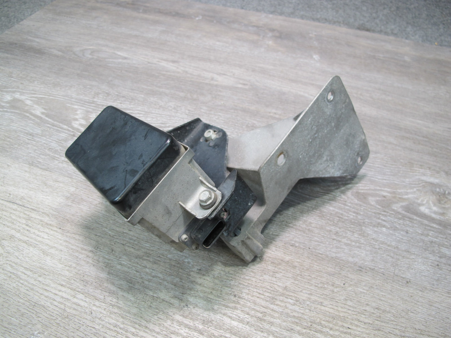 2006-2009 Cadillac XLR  Adaptive Distance Cruise Control Module W/ Bracket