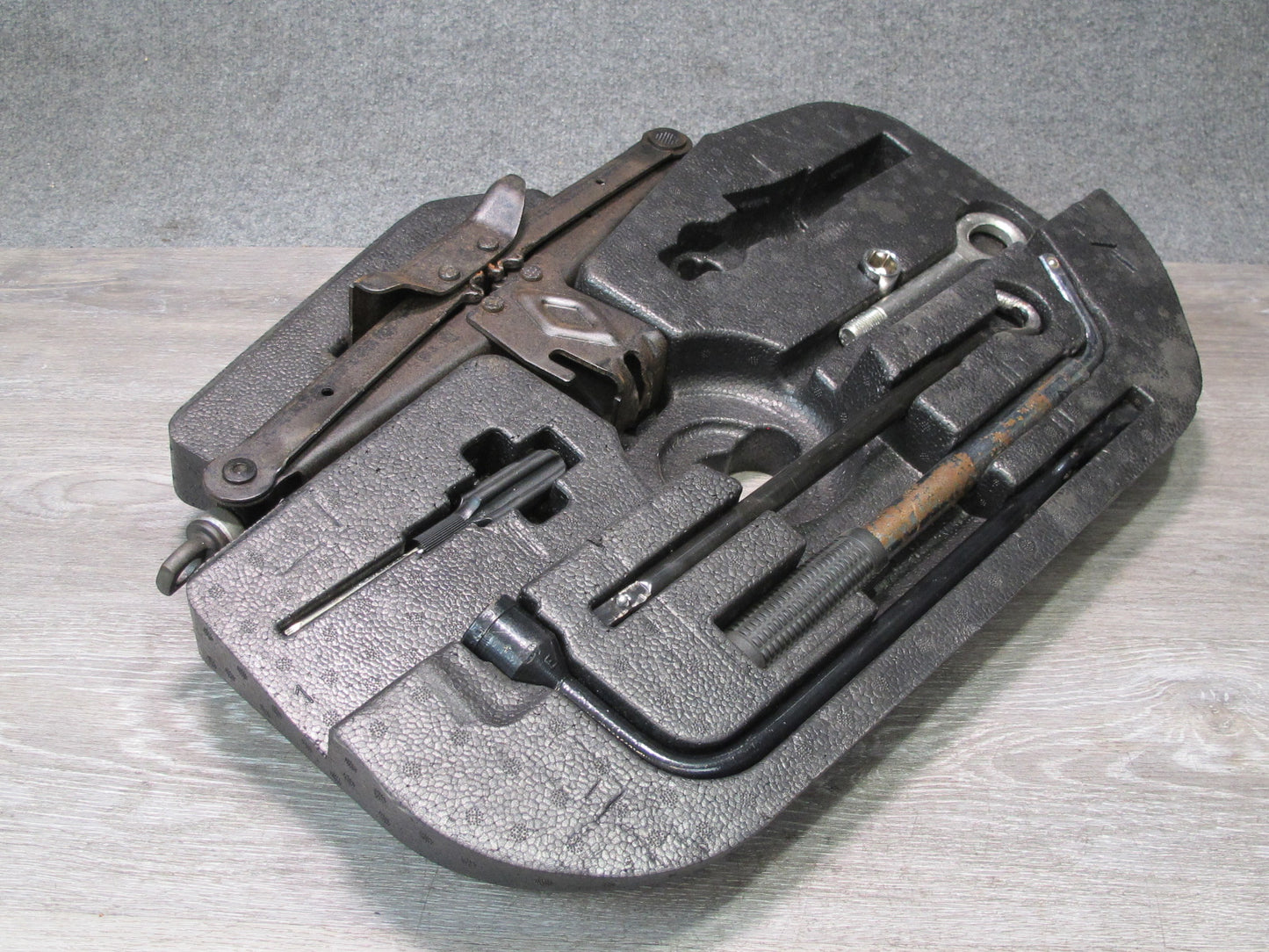 2017-2020 Maserati Levante M161 Emergency Spare Tire Lift Jack Tool KIT w Foam