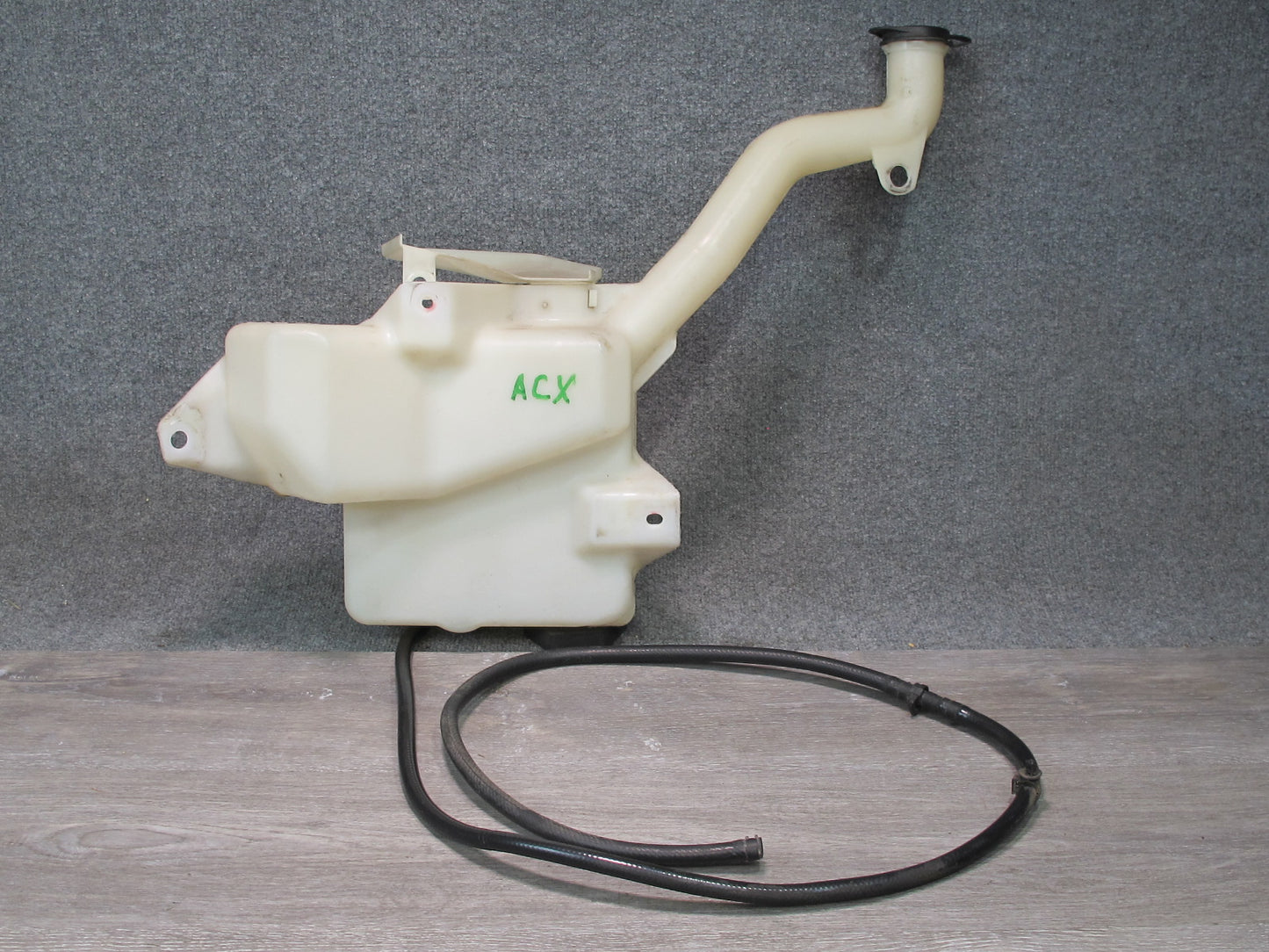 2004-2009 Cadillac XLR Windshield Washer Reservoir Bottle Tank 10339236