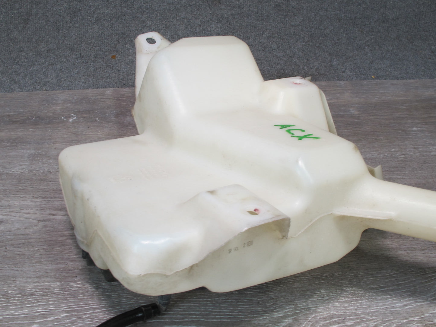 2004-2009 Cadillac XLR Windshield Washer Reservoir Bottle Tank 10339236