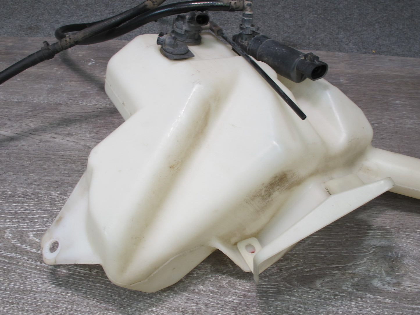 2004-2009 Cadillac XLR Windshield Washer Reservoir Bottle Tank 10339236