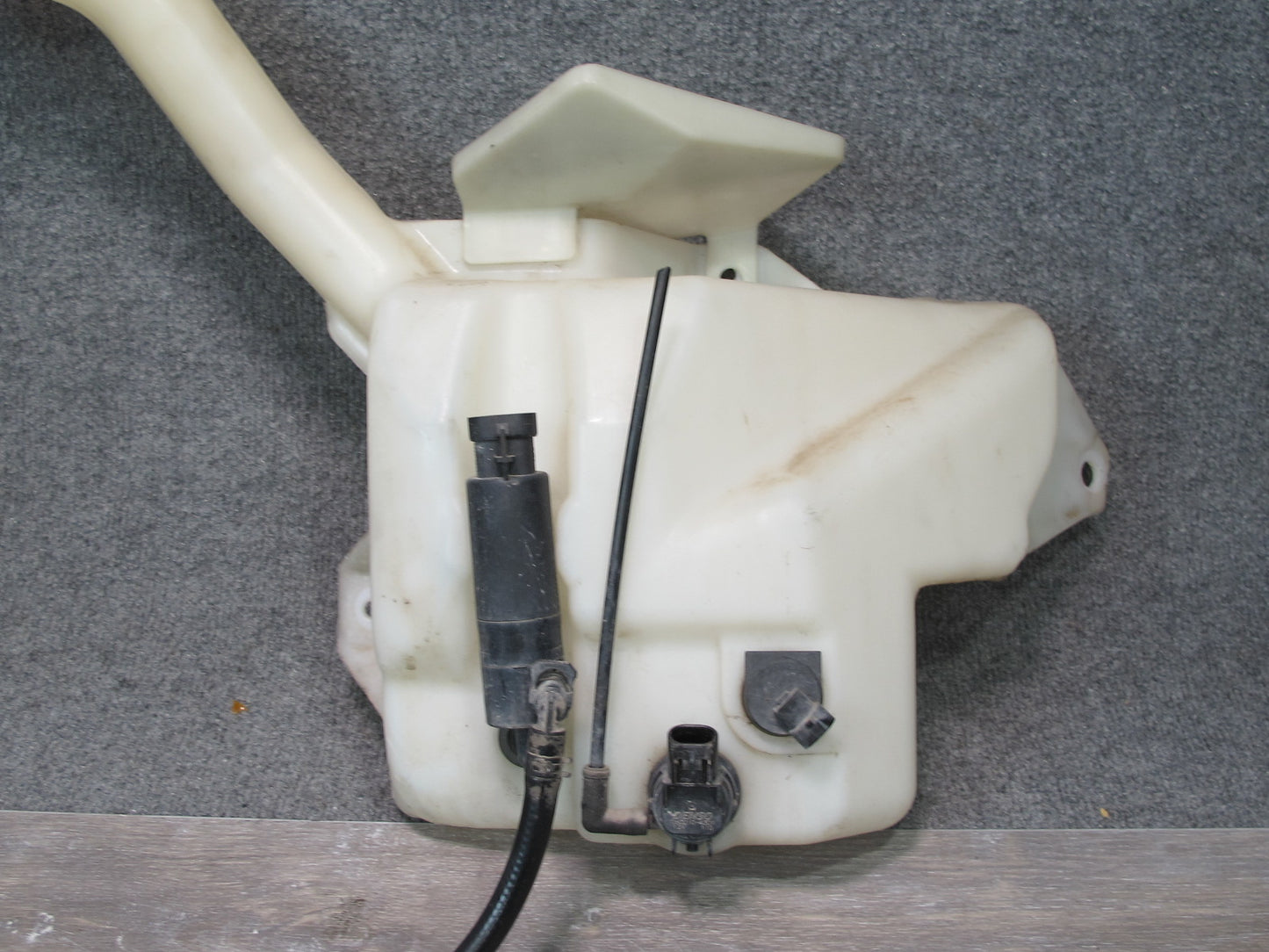 2004-2009 Cadillac XLR Windshield Washer Reservoir Bottle Tank 10339236